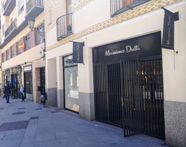 Fachada de la tienda Mássimo Dutti en la Calle Real el pasado sábado