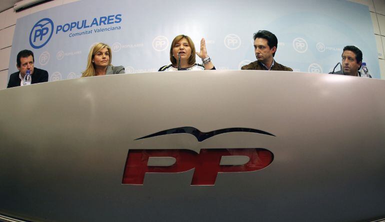  La presidenta del PP de la Comunitat Valenciana, Isabel Bonig (C) , y los tres presidentes provinciales del partido, José Ciscar (i),Vicente Betoret (2º ) y Javier Moliner (d) , junto a la oordinadora regional, Eva Ortiz (2º i) comparecen ante los medios