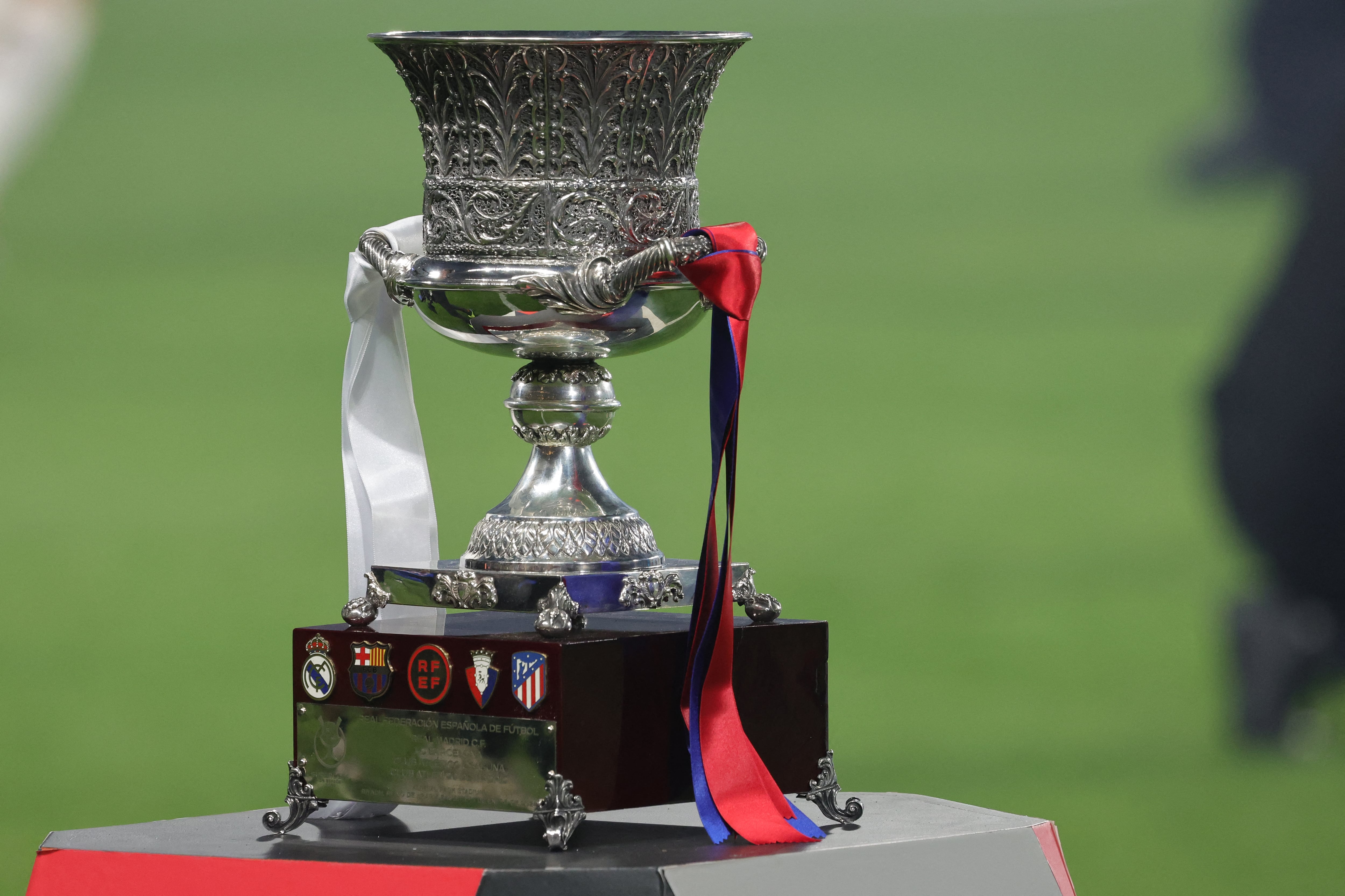 El trofeo de la Supercopa de España 2024. (Photo by Giuseppe CACACE / AFP) (Photo by GIUSEPPE CACACE/AFP via Getty Images)