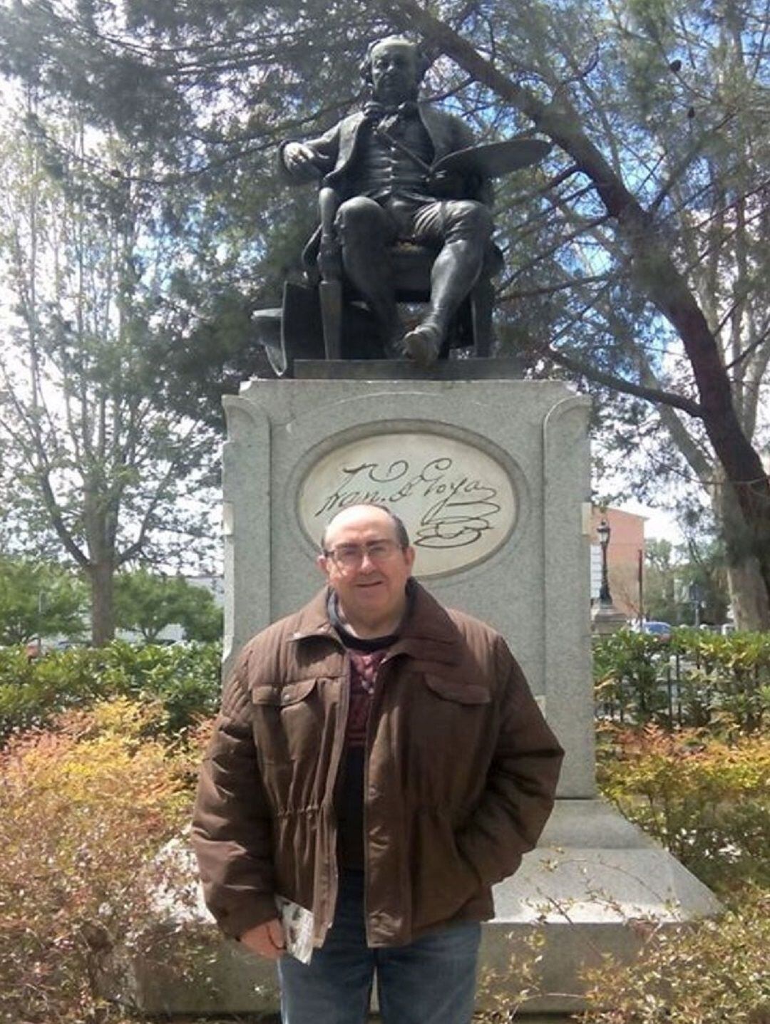 El profesor eldense de Historia, José Manuel Guardia, a las pies de la estatua de Goya