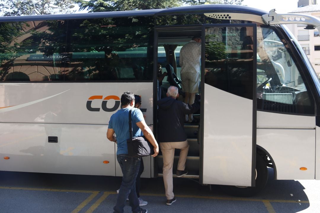 Un bus fent servei alternatiu per la darrera esllavissada