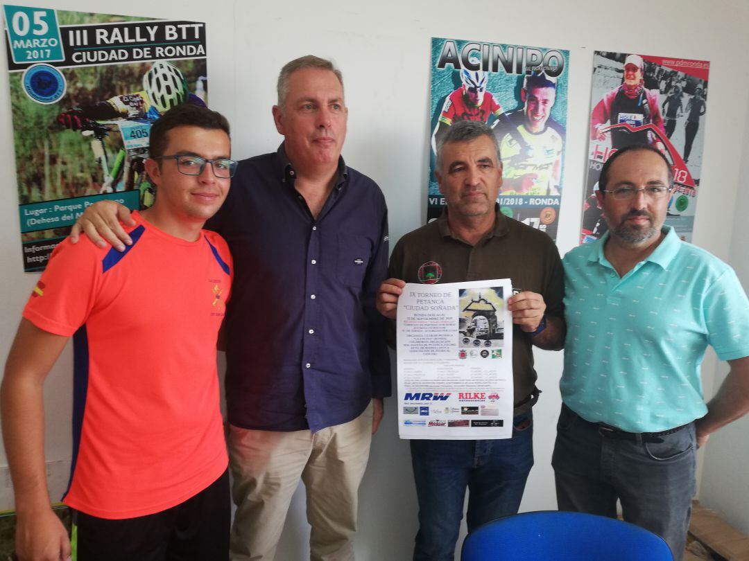 Miembros del club rondeño junto al delegado municipal de Deportes