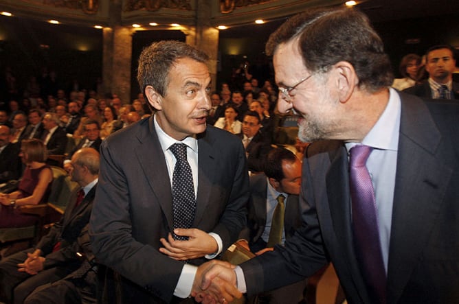 Zapatero y Rajoy se saludan antes de la entrega de los Premios Ortega y Gasset