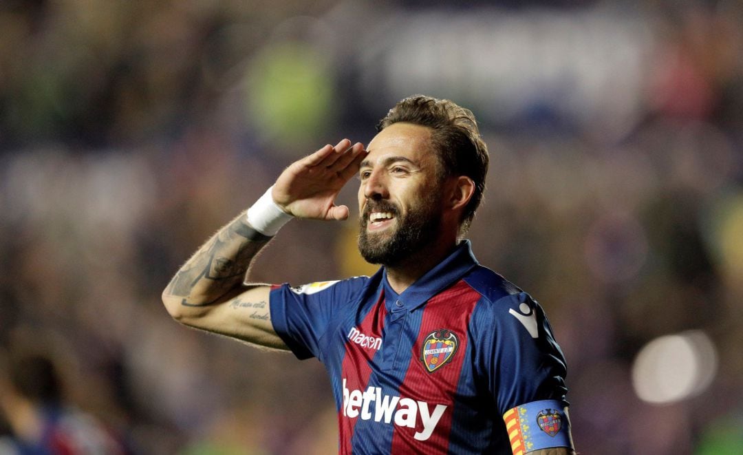 El delantero del Levante, José Luis Morales, celebra el tercer gol del equipo levantinista durante el encuentro correspondiente a la jornada 34 de primera división que disputan frente al Betis