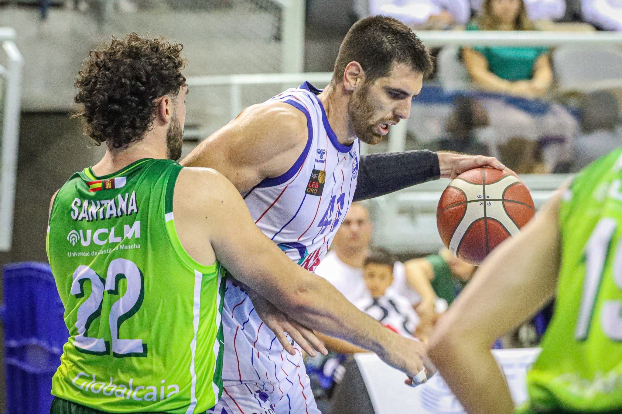 El pívot del HLA Alicante, Borovnjak, en el partido ante Albacete Basket