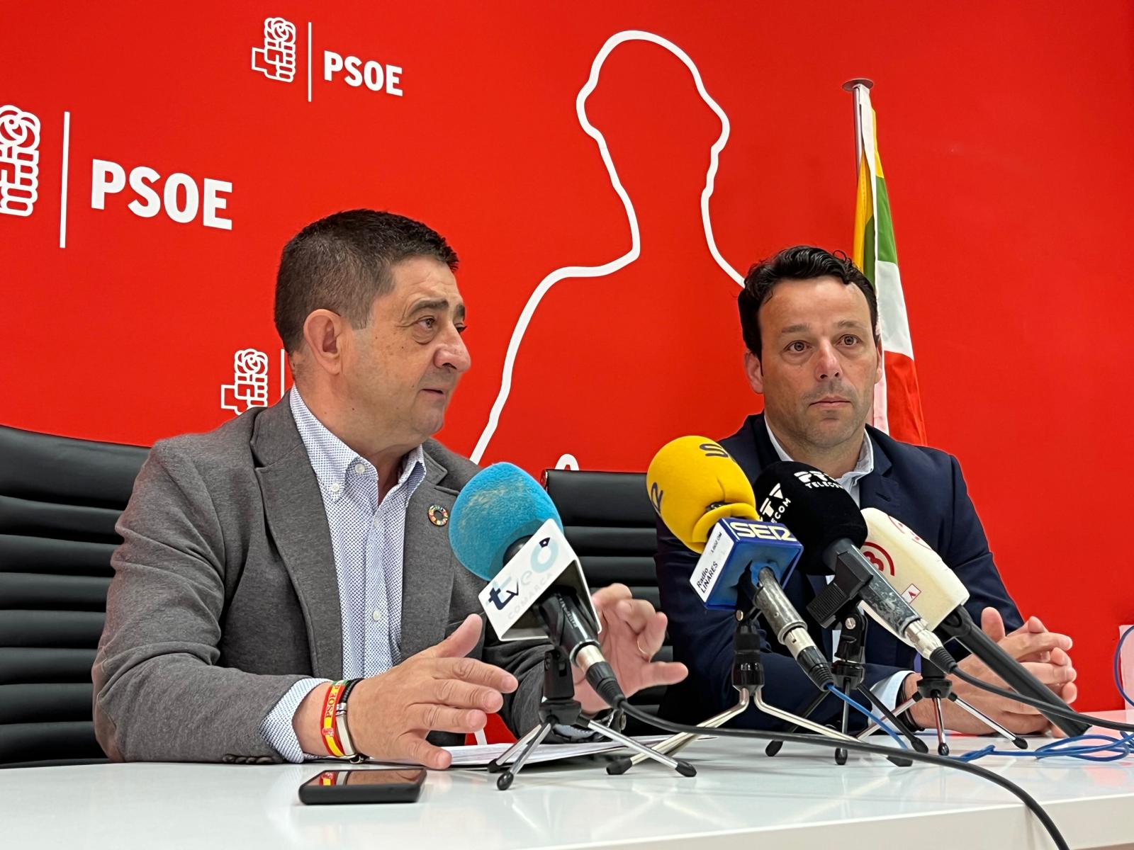 Paco Reyes y Javier Perales (PSOE) en rueda de prensa en Linares.