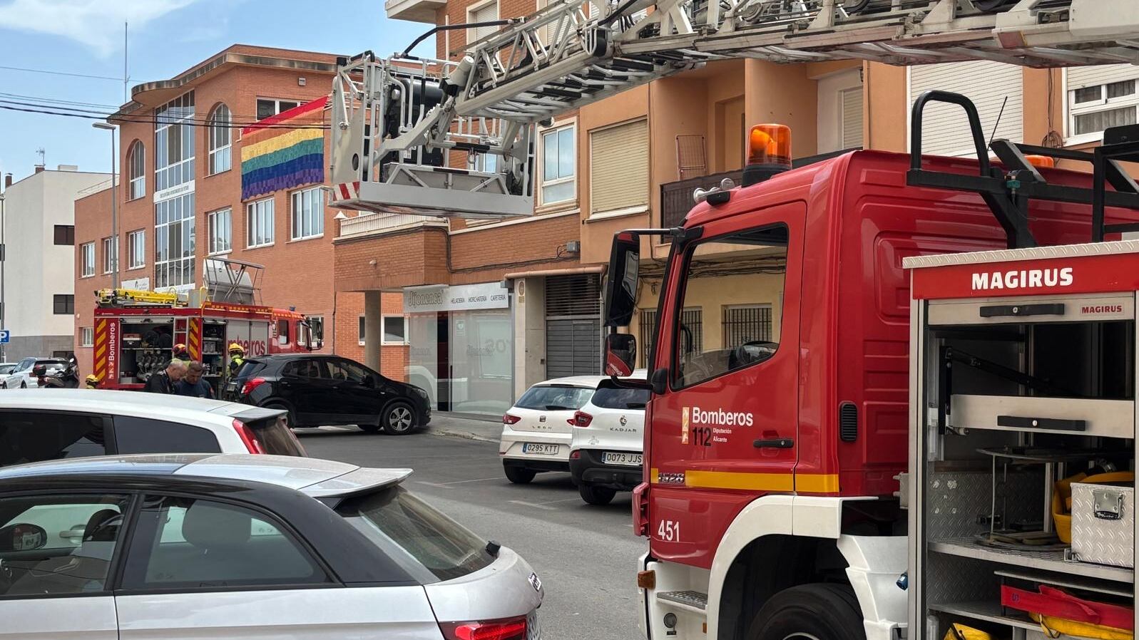 La intervención ha requerido el uso de una escalera hidráulica por parte de los bomberos