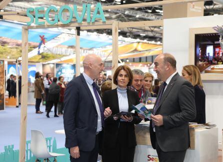 El presidente de la Diputación Miguel Ángel de Vicente (d) durante su visita a la feria de turismo junto a los diputados Magdalaena Rodríguez y Oscar del Moral