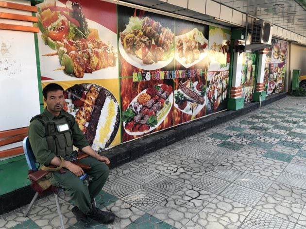 Un guardia de seguridad custodia un restaurante en el centro de Kabul