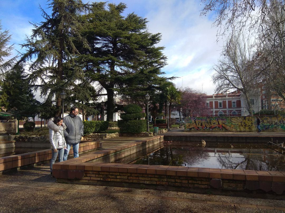 Rebeca Pérez y Sergio de los Bueis durante su visita al parque de Jardinillos para denunciar su abandono