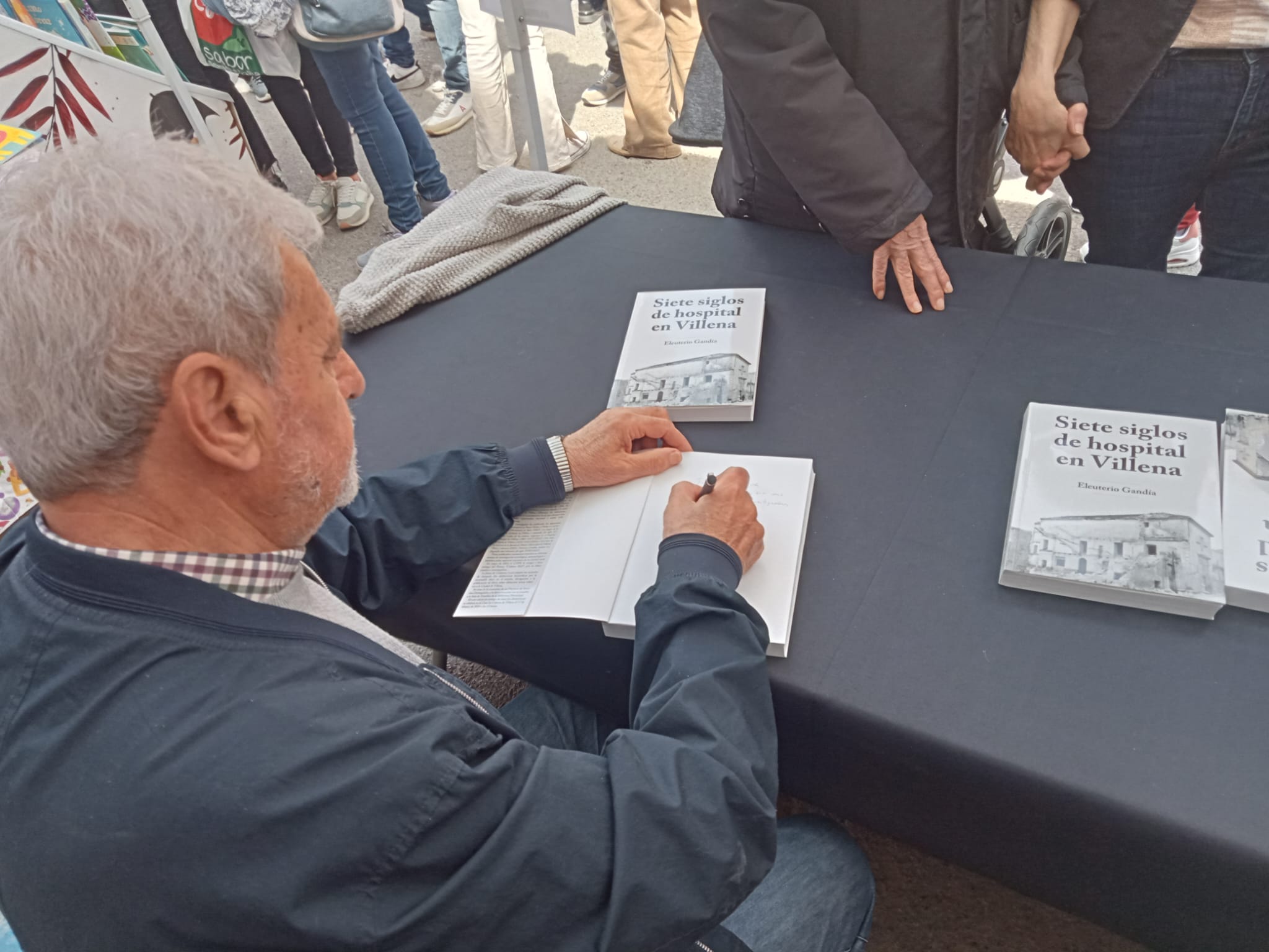 Eleuterio Gandía firmando libro