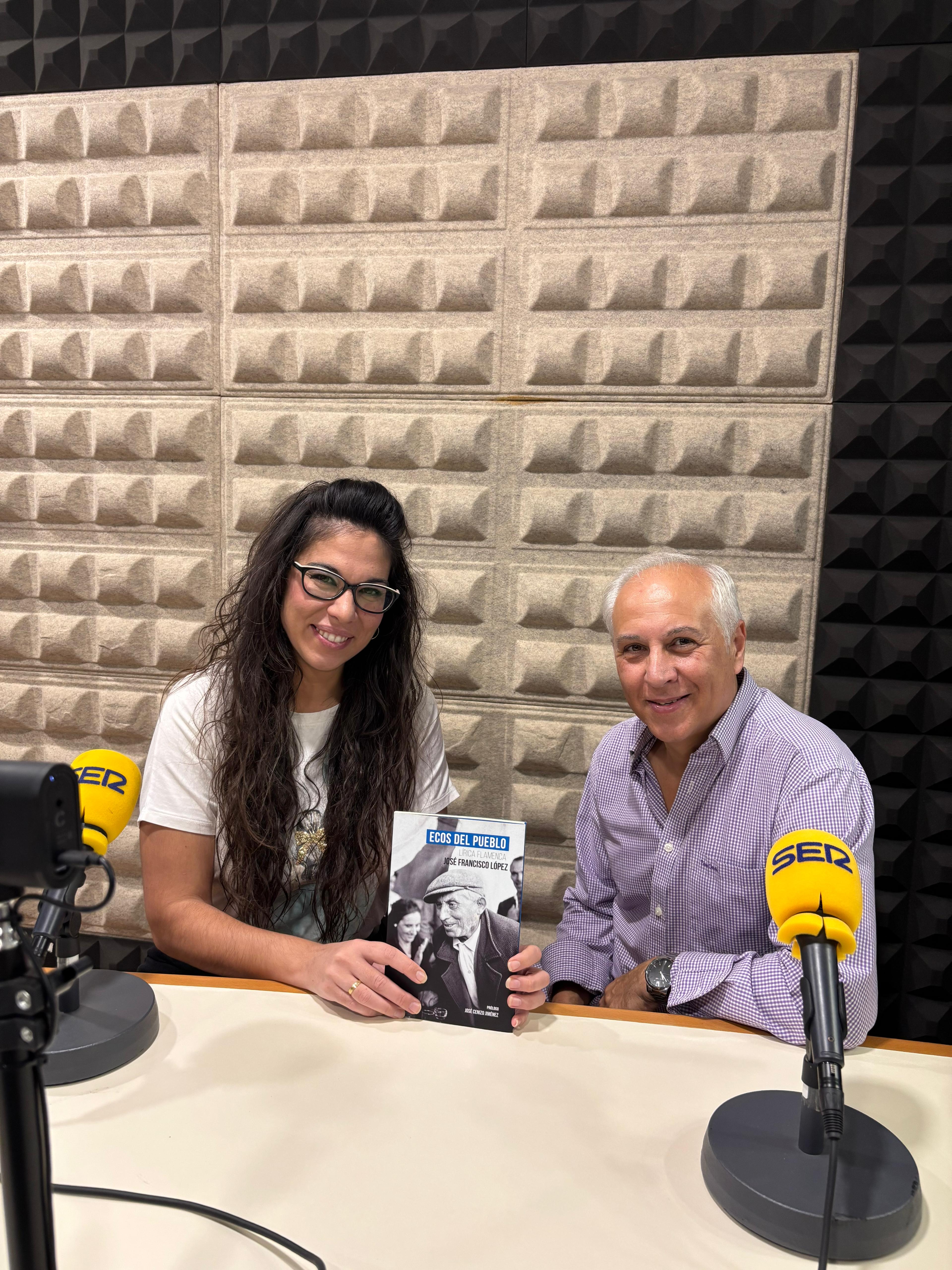 El autor y poeta José Francisco López visita los estudios de Radio Morón para dar a conocer su nueva obra "Ecos del Pueblo. Lírica flamenca"