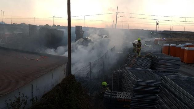 Bomberos del SPEIS refrescando la zona esta mañana