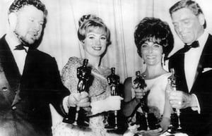 Elizabeth Taylor posa, junto a otros actores, con el Oscar por &#039;Butterfield 8&#039;