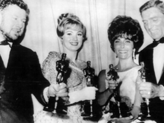 Elizabeth Taylor posa, junto a otros actores, con el Oscar por &#039;Butterfield 8&#039;