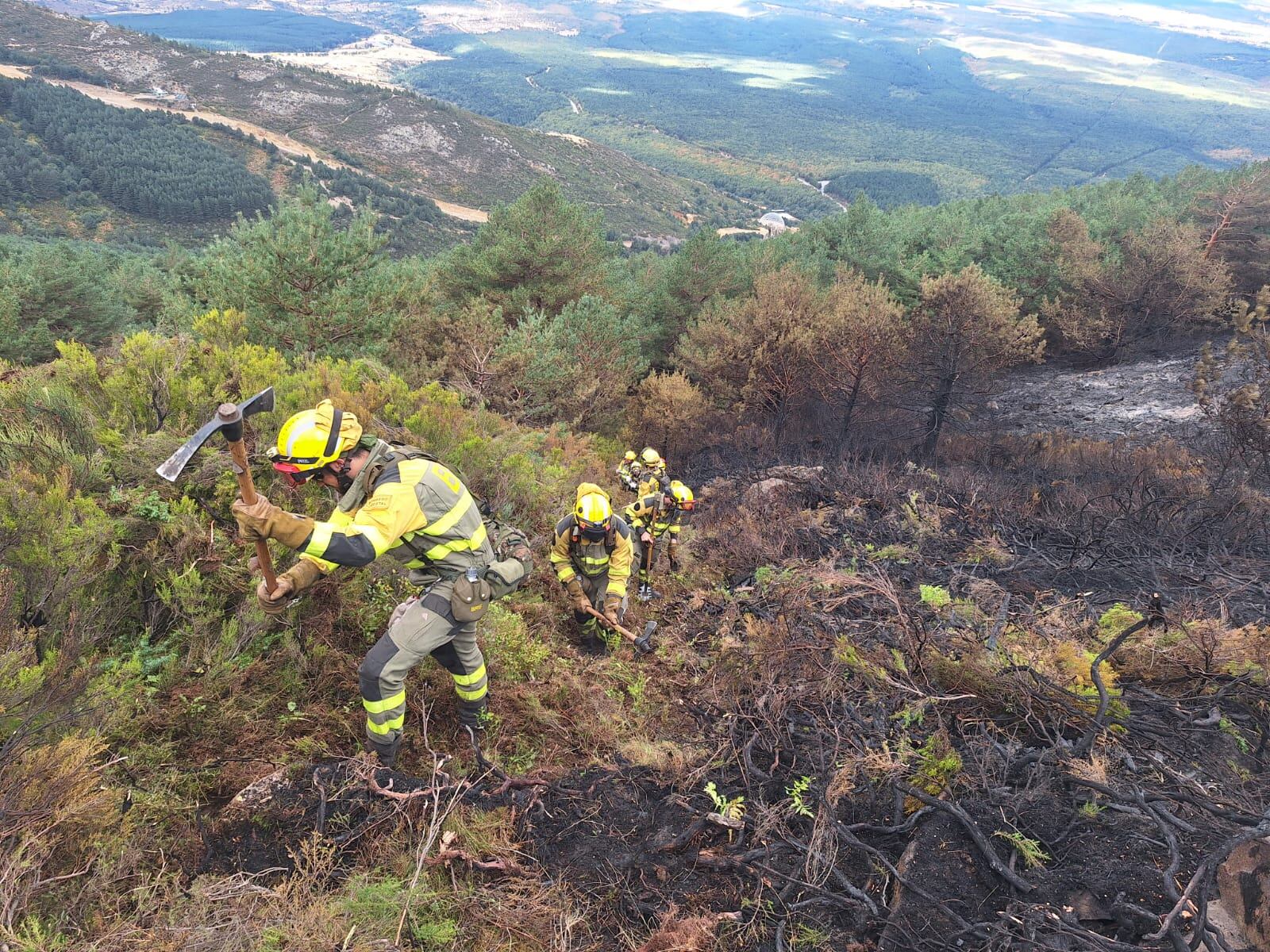Brigadas trabajando en Peñalba de la Sierra