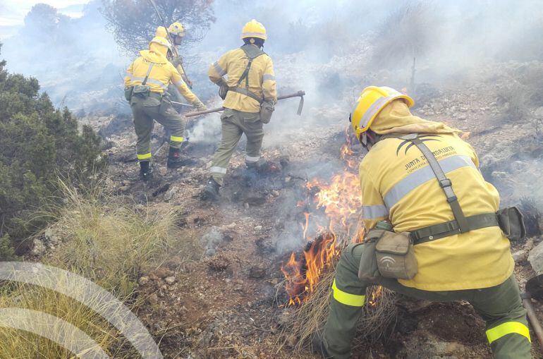 Labores de extinción en el incendio de este jueves en la Sierra de Lújar (Granada)