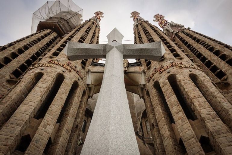 Una cruz de 18 toneladas a las puertas de la basílica