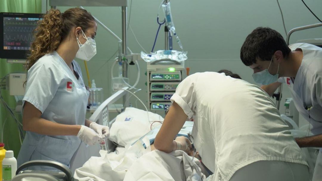 Sanitarios atendiendo a un paciente de covid en el Hospital Valdecilla.