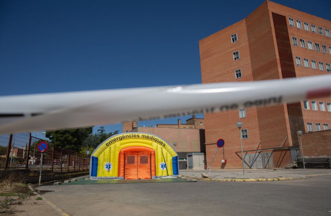 Hospital de campaña para atender a enfermos de coronavirus junto al Hospital Universitario Arnau de Vilanova de Lleida.