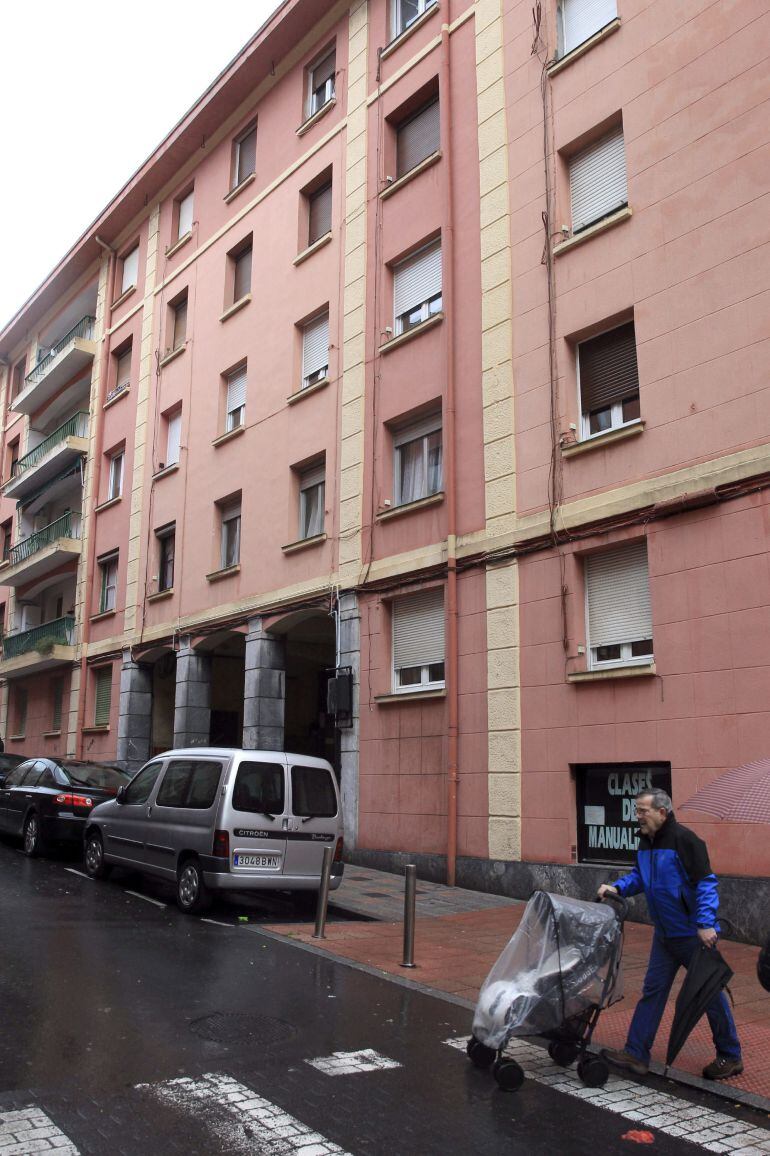 GRA030 SANTURTZI (BIZKAIA), 27/01/2015.- Edificio de Santurtzi (Bizkaia) en una de cuyas viviendas un hombre ha muerto esta madrugada tras ser apuñalado presuntamente por un compañero de piso, que ya ha sido detenido por la Ertzaintza y que terció en la discusión que el fallecido mantenía con su compañera sentimental. EFE/LUIS TEJIDO