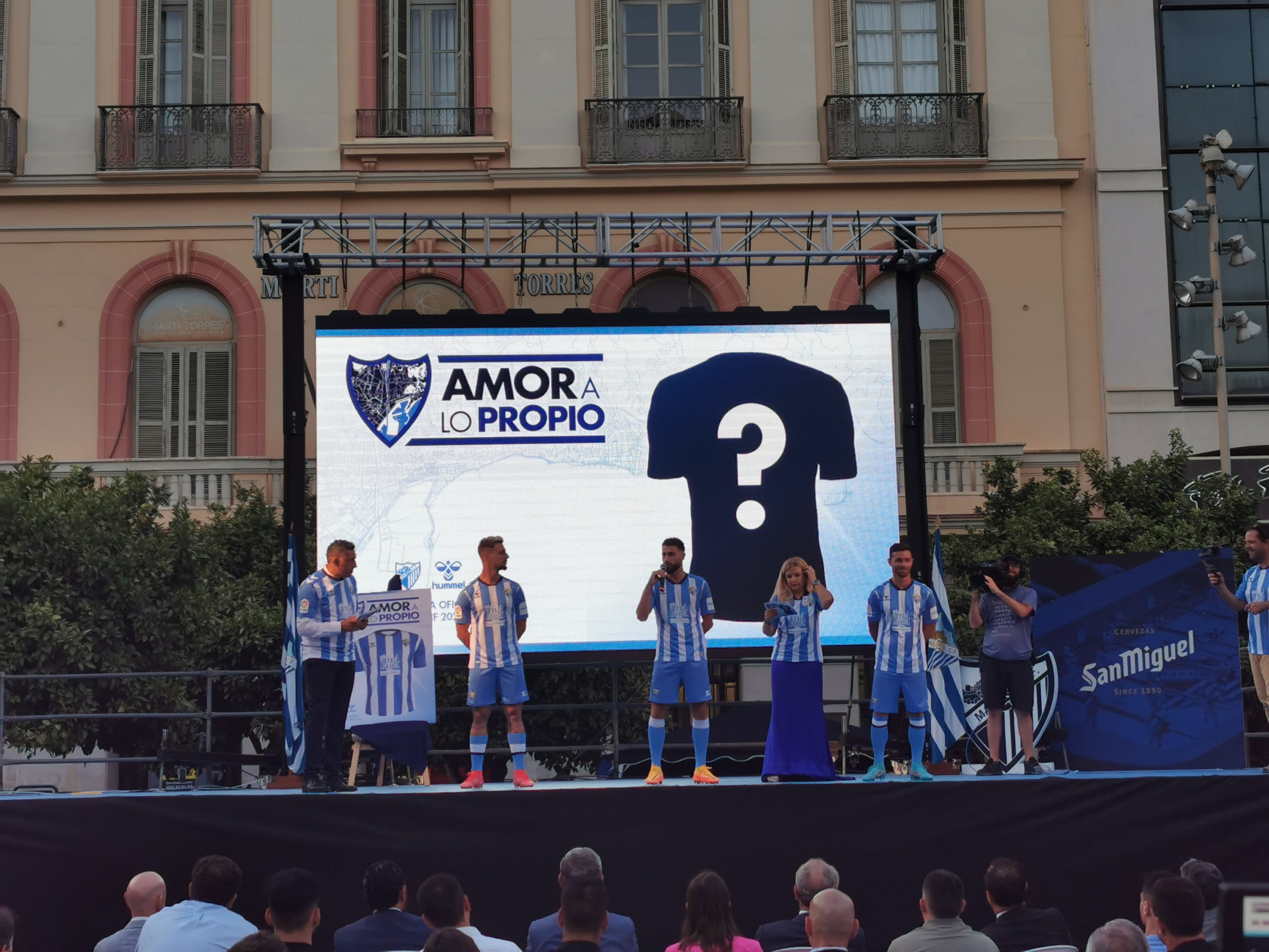 Fran Sol, Luis Muñoz y Rubén Castro en la presentación de las nuevas camisetas