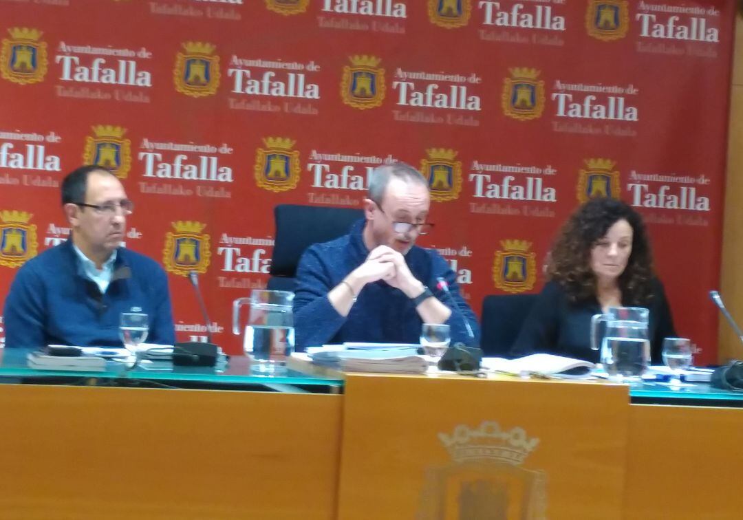 El alcalde de Tafalla asesorado en el Pleno de presupuestos por el interventor y la secretaria municipales