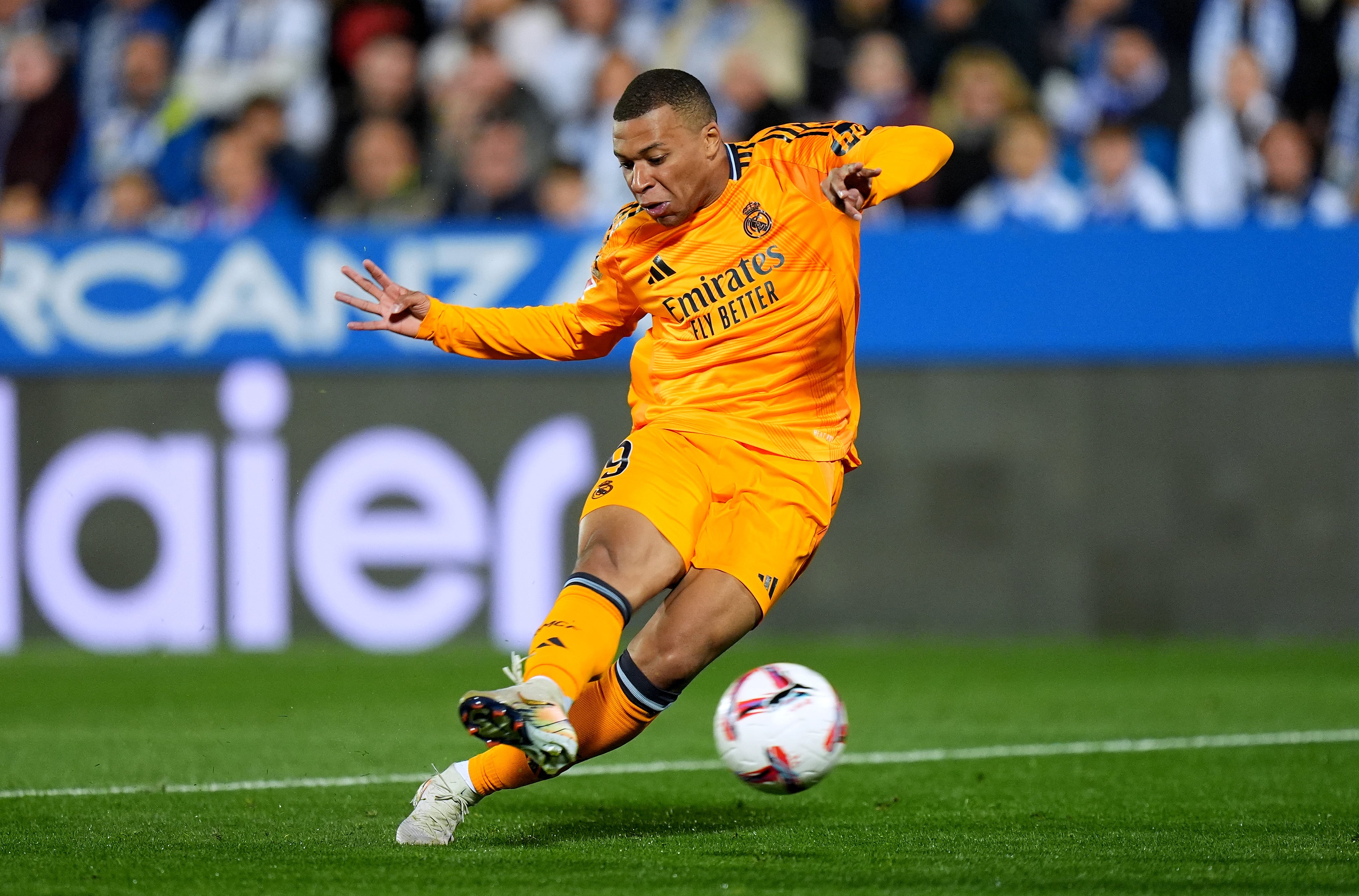 Kylian Mbappé dispara a portería en el partido contra el Leganés