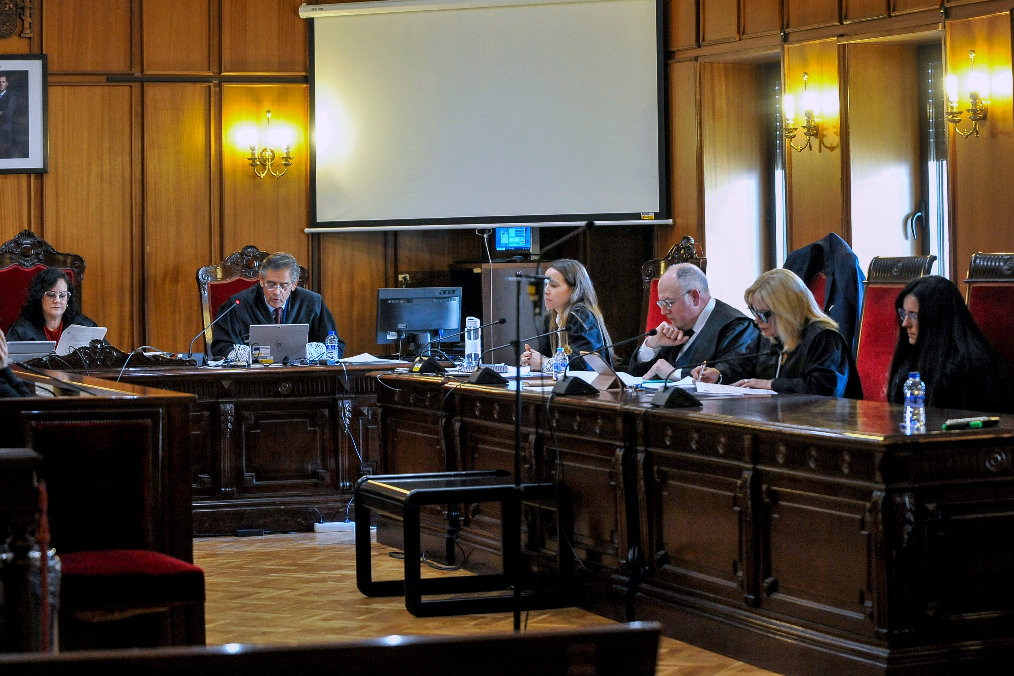 ALBACETE (ESPAÑA), 17/11/2025.- La acusada (d) de asesinar a su bebé recién nacido en su domicilio de Elche de la Sierra (Albacete) en enero de 2023, durante el juicio celebrado este lunes en la Audiencia de Albacete y para la fiscal ha mantenido la petición de prisión permanente revisable. EFE/ Manu / POOL
