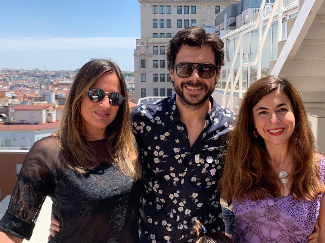 Rebeca Jiménez, Alvaro Morte y Marta González Novo en la terraza de Radio Madrid