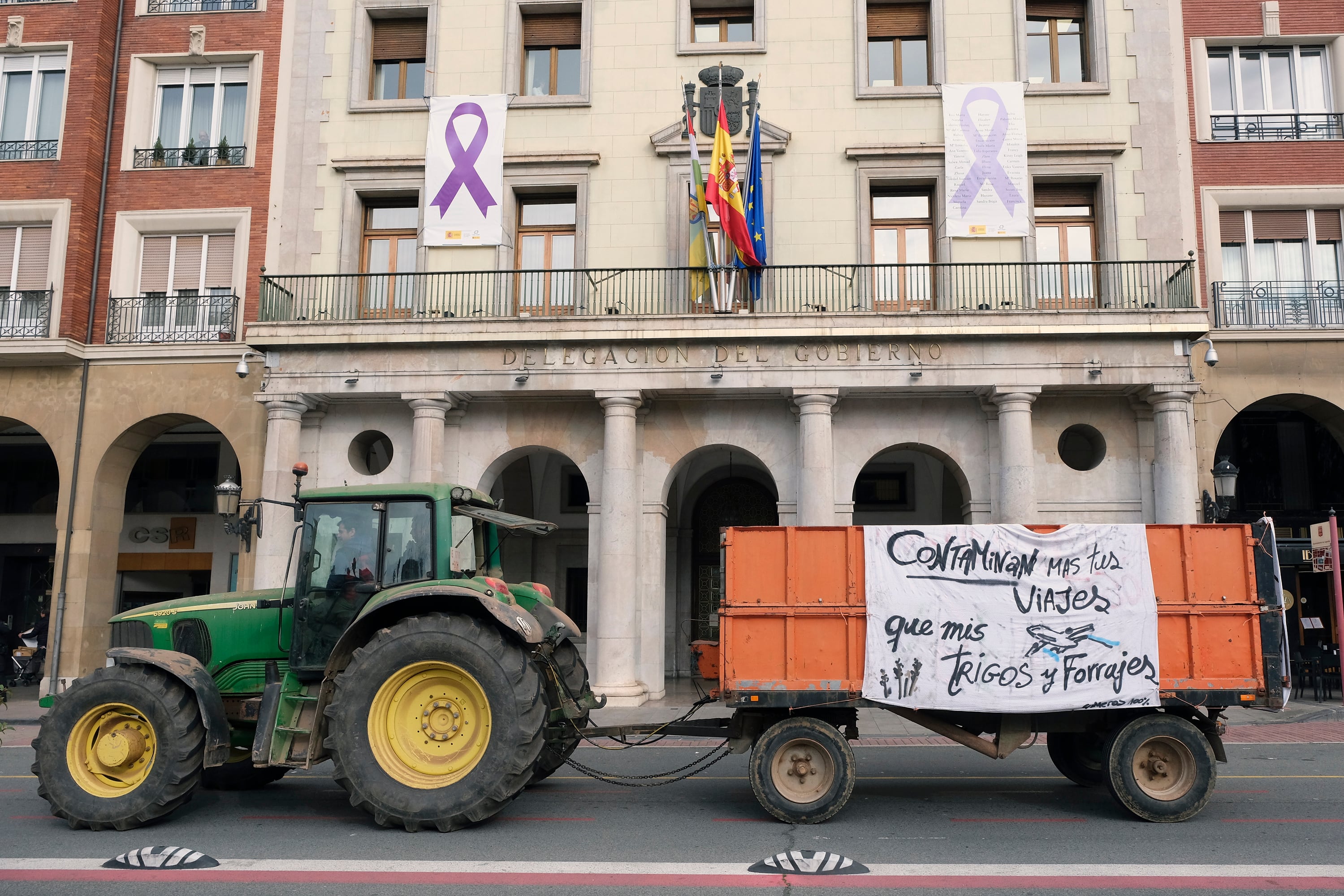 LOGROÑO, 06/02/2024.- Agricultores riojanos llevan su protesta a las puertas de la Delegación de Gobierno de La Rioja en Logroño este martes. Las protestas de agricultores, muchas de ellas de productores independientes convocados por las redes sociales, están afectando desde primera horas de este martes a numerosas carreteras de la vía principal y secundaria del país con cortes totales o parciales debido a la presencia de tractores. EFE/Fernando Díaz
