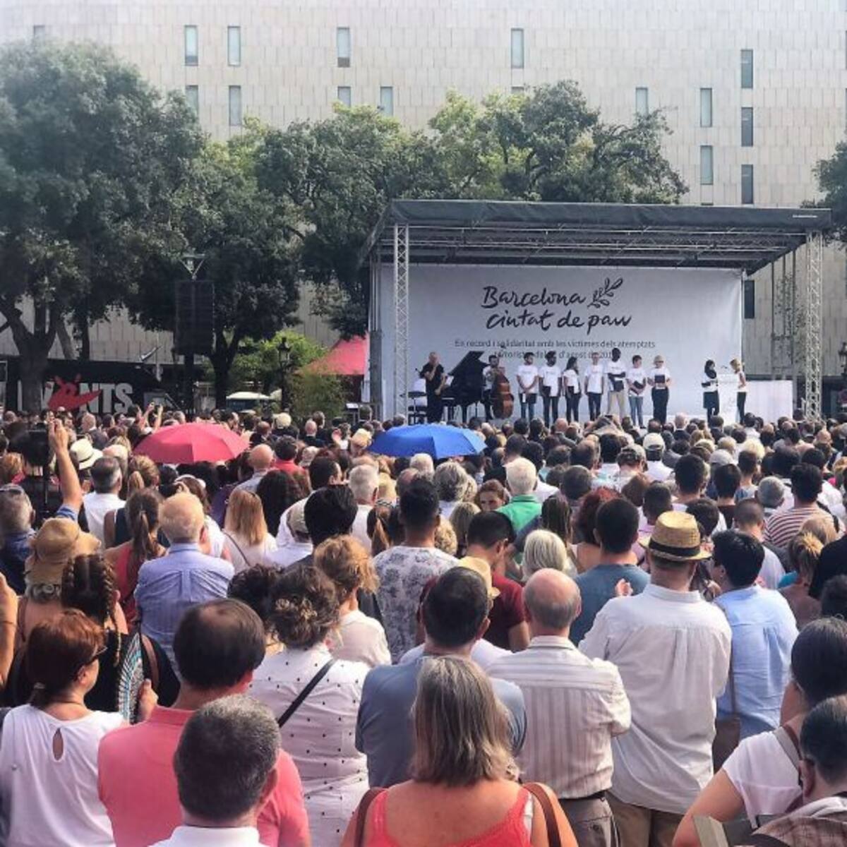 Así es el poema de John Donne leído en ocho idiomas en el acto de Las Ramblas