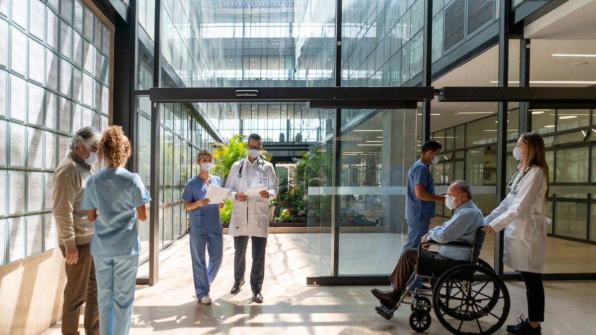 Las mascarillas vuelven a los hospitales valencianos: de la obligación a la recomendación