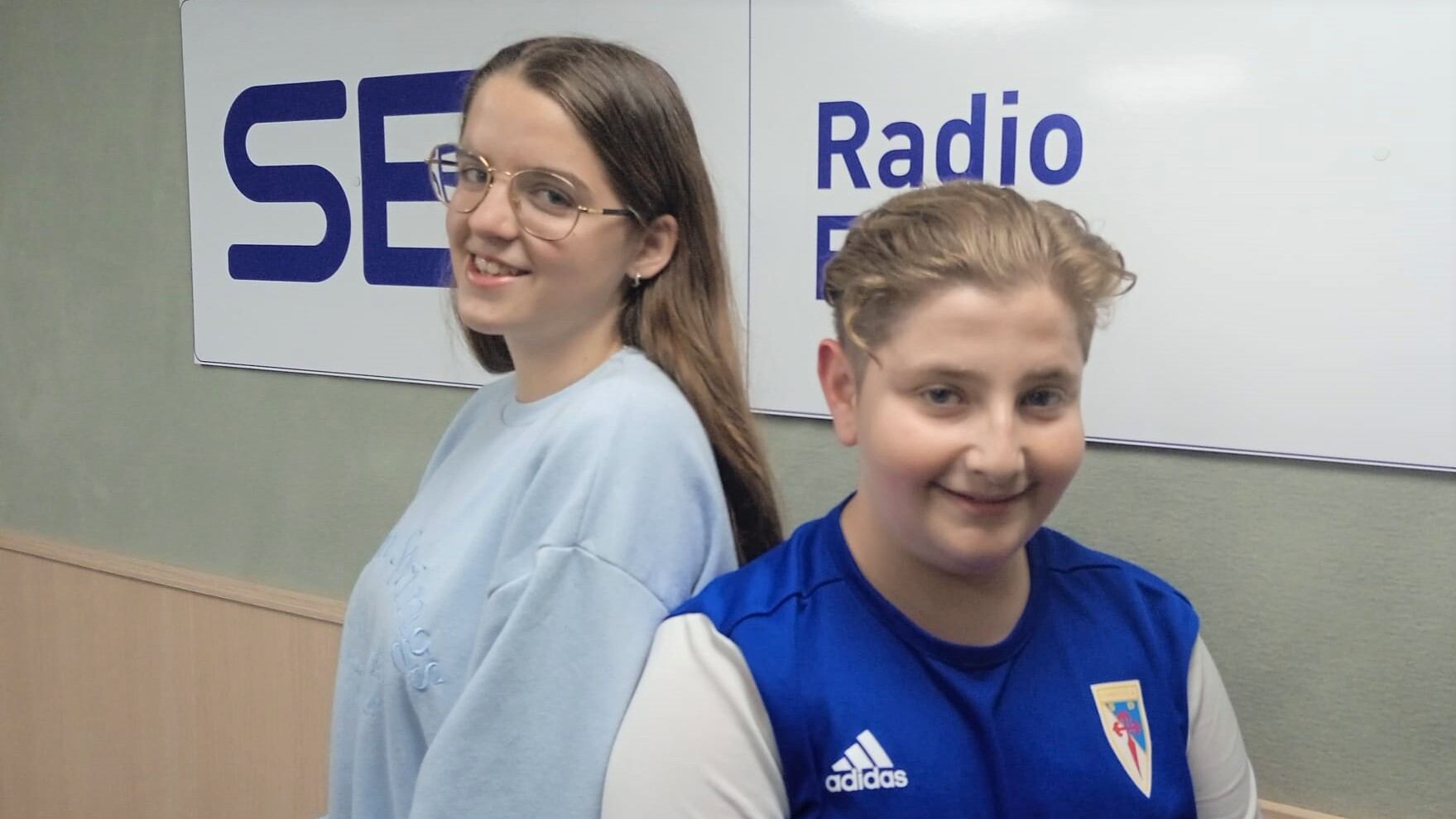Lucía y Unai, abanderada y capitán de los Piratas Elda, en el estudio de Radio Elda SER.