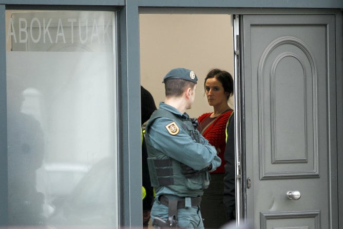 La abogada Ainhoa Baglietto, durante el registro de la Guardia Civil en un despacho de abogados de Hernani (Gipuzkoa)