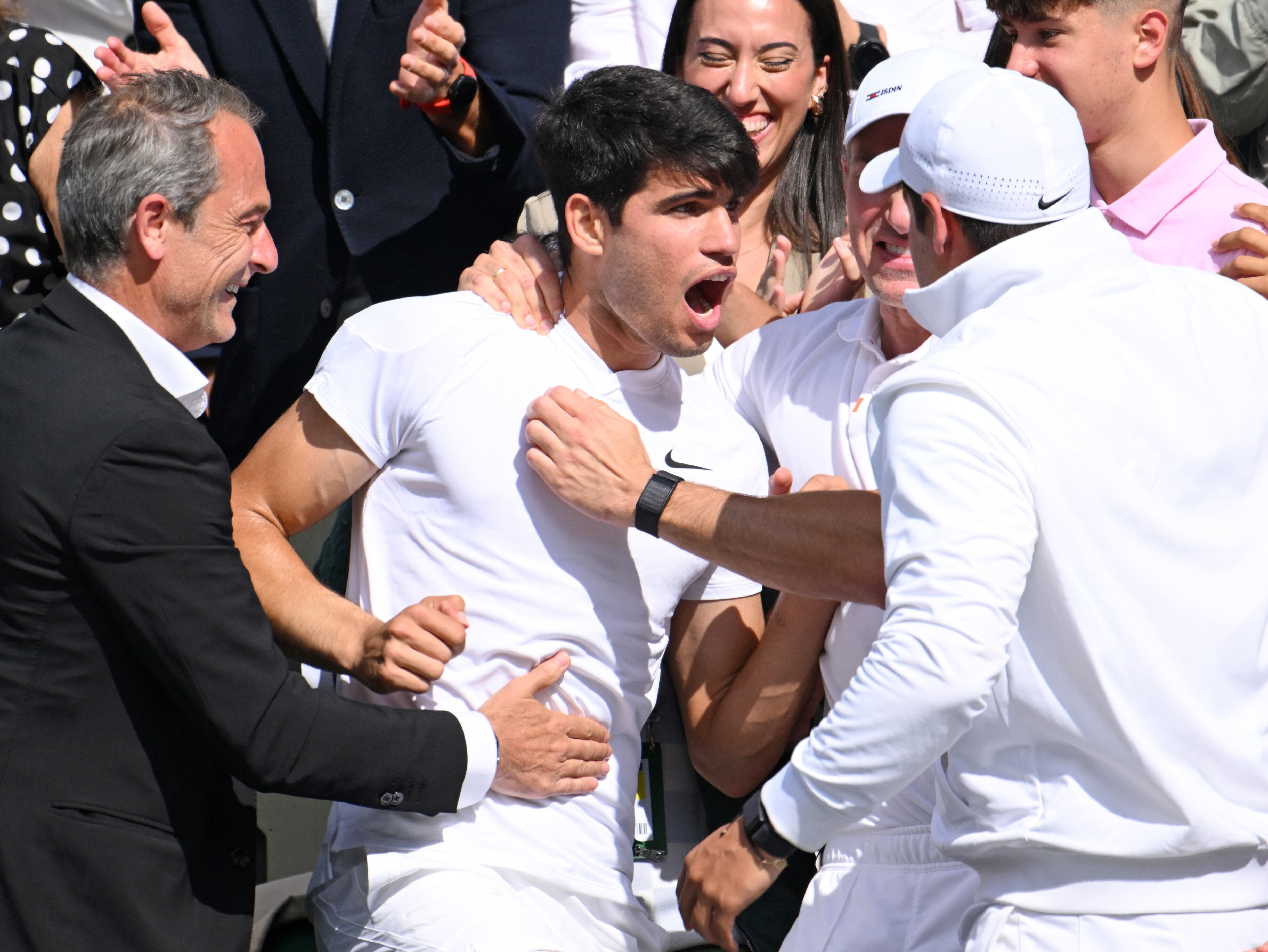 Carlos Alcaraz celebra con su equipo la victoria en Wimbledon