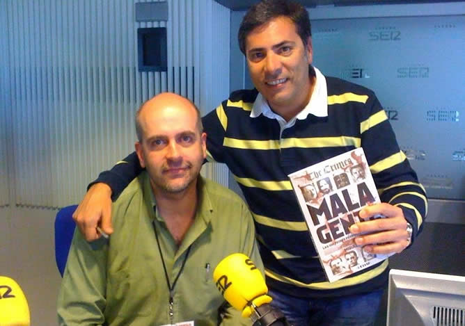 El autor del libro &#039;Mala gente&#039;, junto al presentador de &#039;A vivir Madrid&#039; Alberto Granados