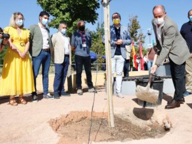 El alcalde, Emilio Sáez, en la plantación de un árbol