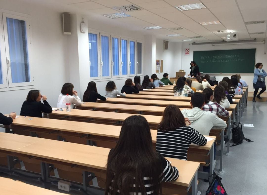 Alumnos durante un examen.