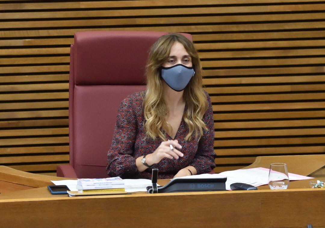 La diputada eldense Cristina Rodríguez, insta así al parlamento valenciano a posicionarse ante el gobierno central 