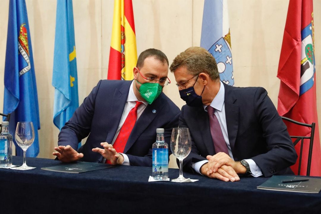 El presidente del Principado Adrián Barbón junto al de la Xunta Alberto Núñez Feijóo en un encuentro en Asturias.  