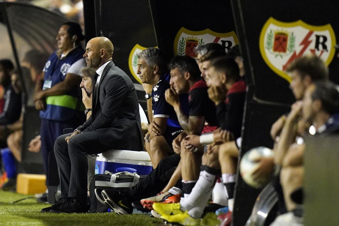 El banquillo del Rayo durante un encuentro de Liga.