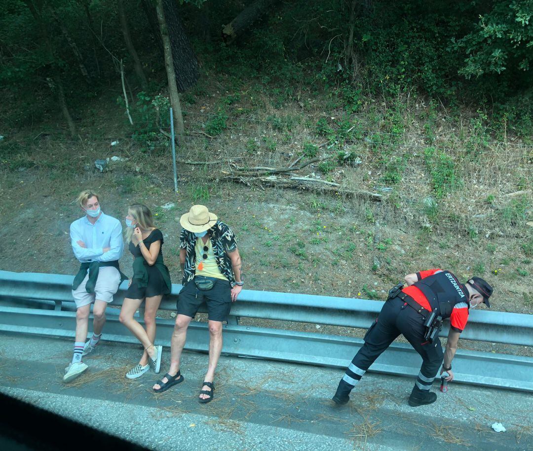 Imagen de los tres pasajeros fuera del autobús 