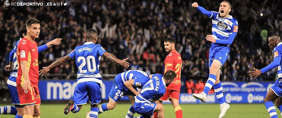 Los jugadores celebran la sexta victoria consecutiva