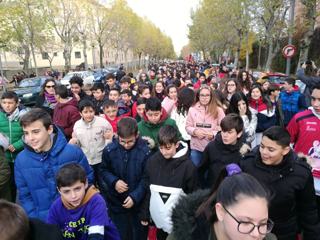 Los alumnos del Giner de los Ríos durante el recorrido por las calles del barrio de San José 