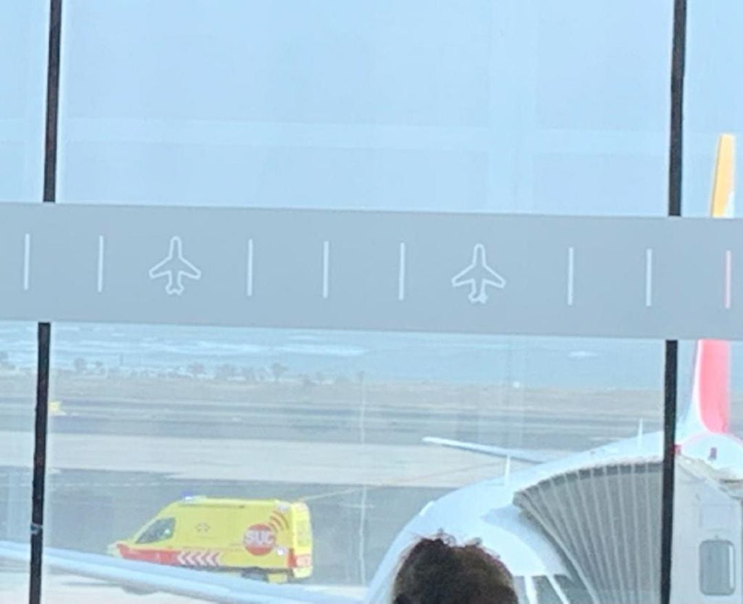 La ambulancia del SUC en la pista del aeropuerto César Manrique Lanzarote.