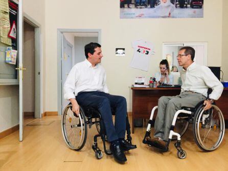 José María Bellido prueba una silla de ruedas para comprobar las dificultades de accesibilidad del barrio de Ciudad Jardín.