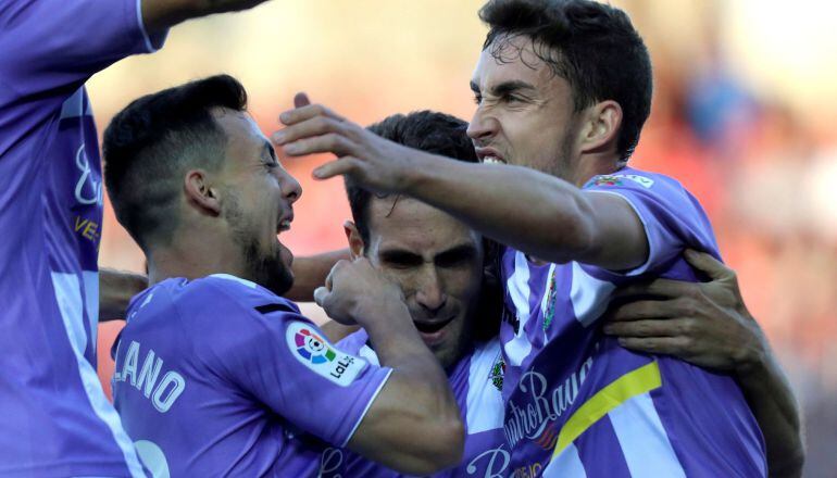 Los jugadores del Valladolid celebran un gol en el partido de ida