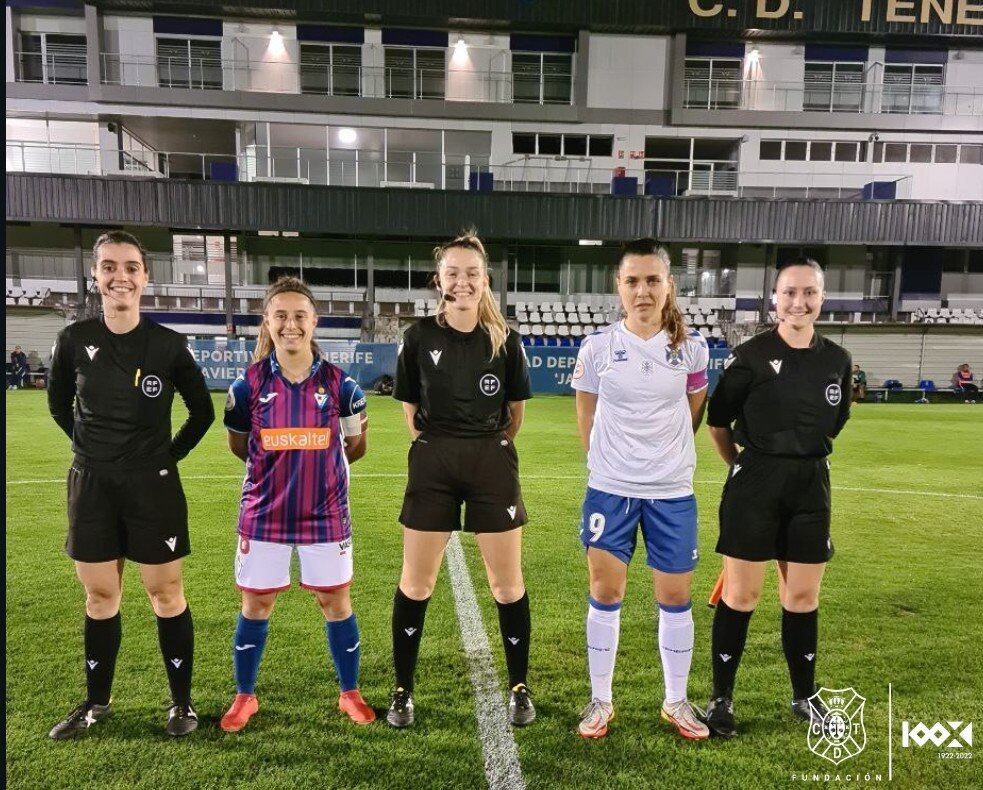 Imagen del inicio de partido entre el CD Tenerife y la SD Eibar