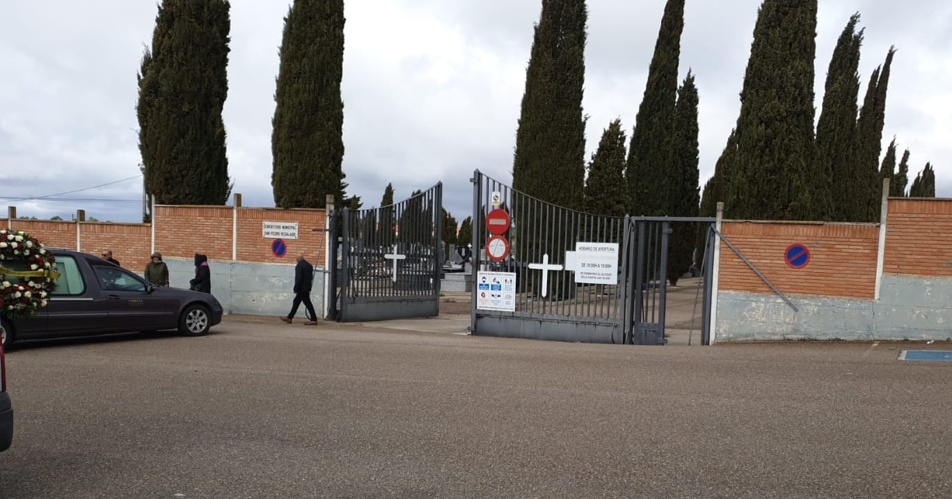 Entrada cementerio municipal de Aranda